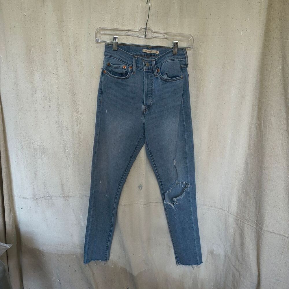 Levi's Women's Skinny Size 27 Wedge  Classic Distressed Jeans